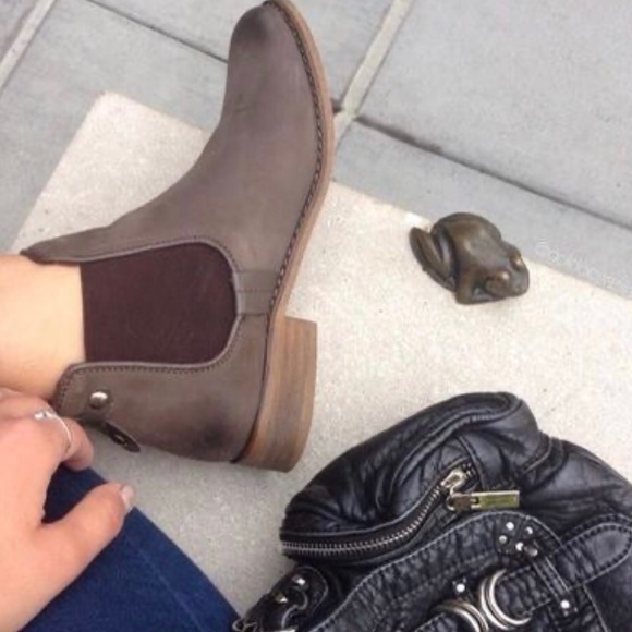 Steve Madden Shoes - Steve Madden Gilte Chelsea Boot Tan 7.5